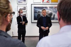 Automobilist otevírá první kamenný obchod v Česku, představil i nový fine art
